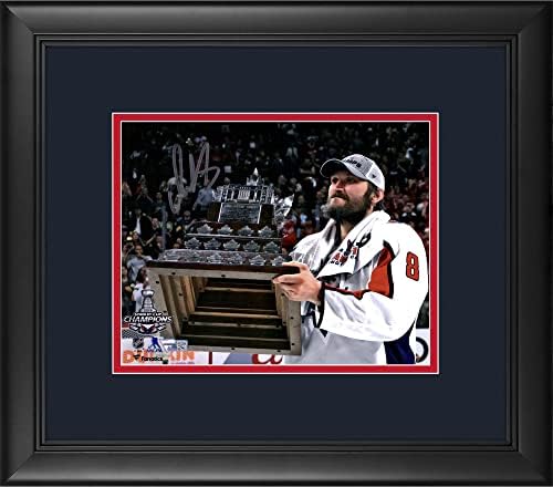 Alex Ovechkin Washington Başkentleri Çerçeveli İmzalı 8 x 10 Holding Conn Smythe Fotoğrafı-İmzalı NHL Fotoğrafları
