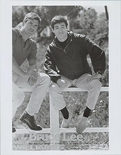 Yeşil Eşek Arısı TV yıldızları Bruce Lee ve Van Williams çitin üzerinde poz veriyor 8x10 fotoğraf