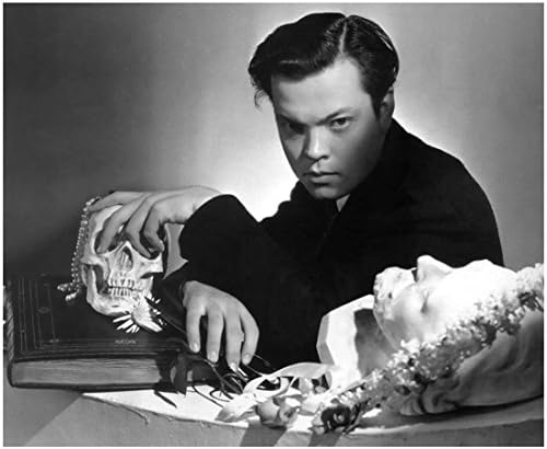 Genç Orson Welles sahne ile oturuyor Siyah Beyaz 8 x 10 inç Fotoğraf