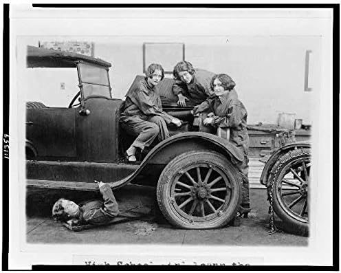 Tarihsel Bulgular Fotoğraf: Liseli Kızlar Otomobil Mekaniğini Öğreniyor,Central High,Washington DC, 1927